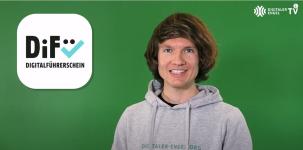 Digitalexperte Johannes Diller vor grünem Hintergrund, links von ihm das DiFü-Logo