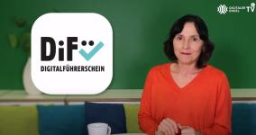 Gabriele Bruckmeier mit Laptop vor grünem Hintergrund, links das DiFü-Logo