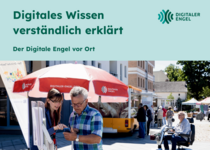 Bild der Postkarte mit einer Mobilreferentin und einem Besucher am Stand des Digitalen Engel