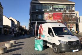 Das Infomobil des digitalen Engels auf einem Marktplatz in Riesa