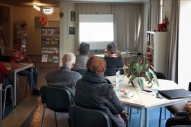 Eine Seniorengruppe sitzt am Tisch