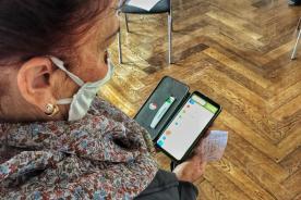 Seniorin mit Smartphone in der Hand