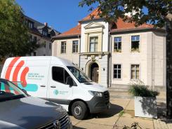 Infomobil digitaler Engel vor dem Rathaus in Gera
