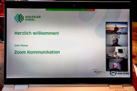 Senioren in Videokonferenz mit digitalem Engel