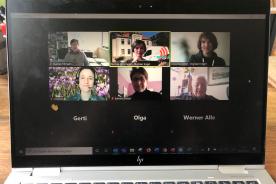Zoom Meeting in Heidelberg, Teilnehmer auf Computer zu sehen