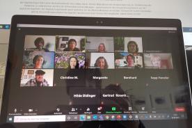Zoom Meeting in Heidelberg; Teilnehmende sind in kleinen Rechtecken neben- und untereinander abgebildet