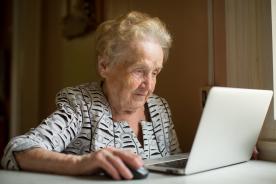 Eine Seniorin spielt am Computer