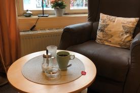 Gemütliche Kaffeeecke mit Tisch und Stuhl