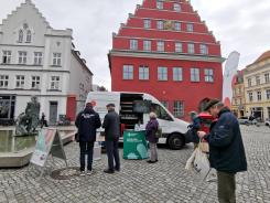 Besucher:innen stehen vor dem Infomobil 