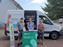 Werner Seekatz vom AWO-Kreisverband Mainz-Bingen e.V., Petra Rollfing vom Digitalen Engel und Ilse Dittewig-Bogen, Digitalbotschafterin, stehen vor dem Engel-Mobil.