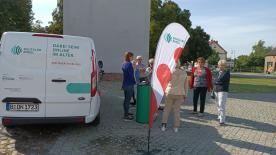 Viele Besucher:innen stehen vor dem Info-Stand des Digitalen Engels auf dem Markplatz in Letschin.