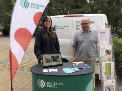 Vor dem Info-Mobil des Digitalen Engel stehen Petra Rollfing und Ortsvorsteher Mario Wagner.