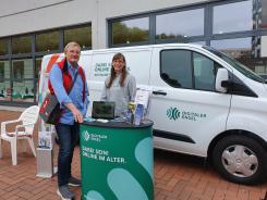 Ein Herr posiert mit der Mobilreferentin am Stand des Digitalen Engel.