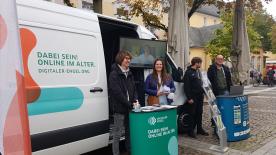 Unser Mobilreferent Johannes Diller steht neben Ansprechpersonen der Volkshochschule und von Brühl digital vor dem Infomobil