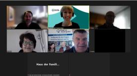 Eine Bildschirmaufnahme von der digitalen Veranstaltung mit dem Referenten, der Moderatorin und vier Teilnehmenden. Von drei Teilnehmenden ist das Videobild zu sehen. 
