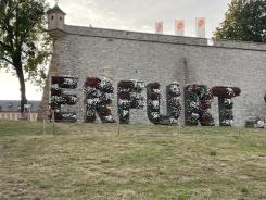 Der Schriftzug Erfurt vor der Erfurter Zitadelle.