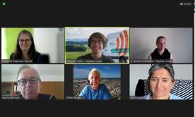 Bildschirmfoto vom Zoom Meeting; die Teilnehmenden sind in kleinen Rechtecken neben- und untereinander abgebildet