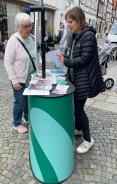 Theresa fragt an unserem Stand einer Seniorin eine Frage aus dem DiFü, nachdem sie am Glücksrad gedreht hat.