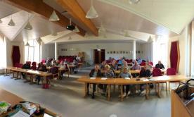Panoroma von den Teilnehmenden der Veranstaltung in Münster im Sitzungssaal des Rathauses. Die Teilnehmenden sitzen in Reihen hintereinander.