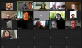 Screenshot der Online-Veranstaltung auf der Plattform Zoom. 16 Videos sind angeschaltet. Weitere neun Kacheln sind schwarz. Die Namen sind geschwärzt.