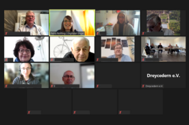 Ein Screenshot der Zoom-Veranstaltung. Auf 10 von 15 Kacheln sind die Teilnehmenden mit Kamera zugeschaltet. In einer Kachel sind insgesamt fünf Teilnehmende zu sehen.