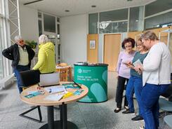 Fünf Damen stehen im Raum und unterhalten sich
