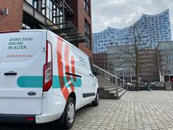 Das Info-Mobil (links im Bild) steht vor der Körber-Stiftung in der HafenCity. Im Hintergrund sieht man die Elbphilharmonie.