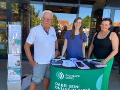 Petra (mitte) steht mit Wilfried (links) und Katja Brendt vom Seniorenservicebüro (rechts) am Info-Stand. 