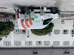 Theresa, eine Mitarbeiterin vom Landratsamt sowie zwei Mitgliederinnen vom Seniorenbeirat stehen vor dem Infomobil.