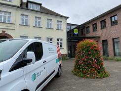 Das Infomobil (links) steht vor dem Rathaus der Gemeinde Kolkwitz. 