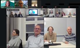 Der KI-Stammtisch aus Hof ist groß zu sehen. Über ihm sind die Video-Kacheln von Theresa und anderen Teilnehmenden abgebildet.