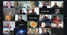 Mehrere Personen sind in kleinen Kacheln neben und untereinander abgebildet und blicken nach Vorne.