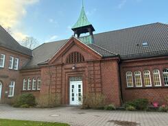 Das Gemeindehaus der Ev.-Luth. Kirchengemeinde Lokstedt bei blauem Himmel