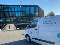 Auf der rechten Seite des Bildes ist der vordere Teil des Info-Mobils. Auf der linken Seite im Hintergrund das moderne K&ouml;rberHaus im Hamburg-Bergedorf.