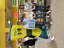 Theresa ist rechts im Bild. Links neben ihr sind zwei Mitarbeiterinnen der Stadtbibliothek Kassel und Waldau sowie Aniane Emde vom Polizeipr&auml;sidium.