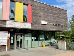 Das Haus am See in Hohenhorst von au&szlig;en im strahlenden Sonnenschein.