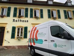 Das Info-Mobil (im Vordergrund) steht vor dem Rathaus der Gemeinde Kleinblittersdorf.