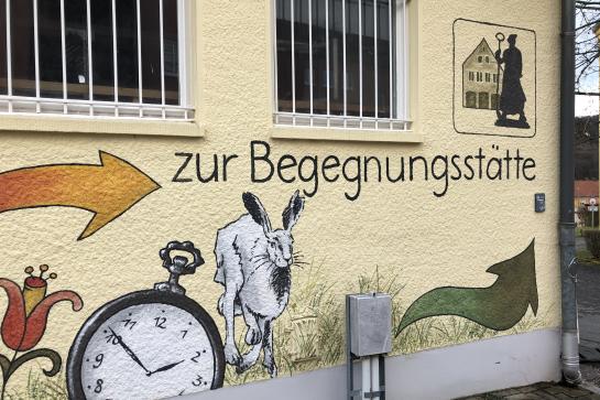 Eine Hauswand mit Beschriftung der Begegnungsstätte in Freital