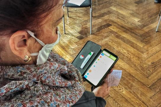 Seniorin mit Smartphone in der Hand