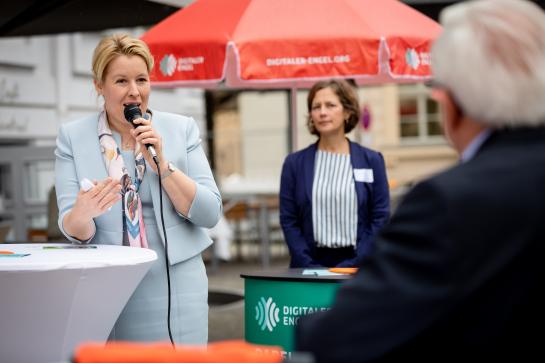 Bundesministerin Giffey hält Mikrofon in der Hand und spricht