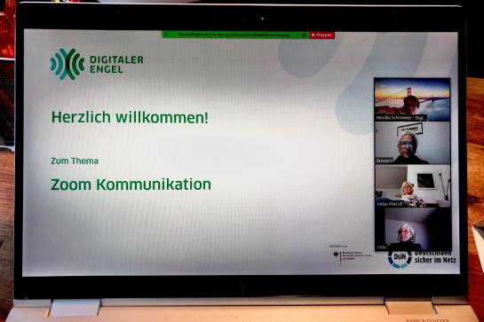 Senioren in Videokonferenz mit digitalem Engel