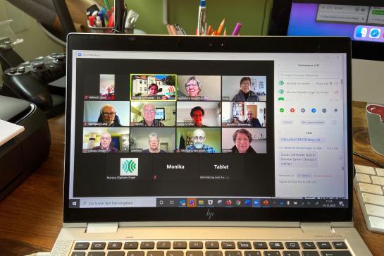Zoom Meeting, Teilnehmer auf Computer zu sehen