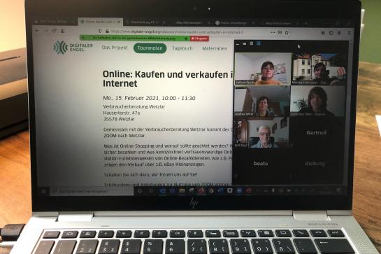 Zoom Meeting, Teilnehmer auf Computer in Wetzlar zu sehen