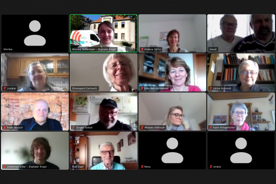 Zoom Meeting in Herborn, Teilnehmer auf Computer zu sehen