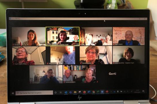 Zoom Meeting in Felsberg, Teilnehmer auf Computer zu sehen