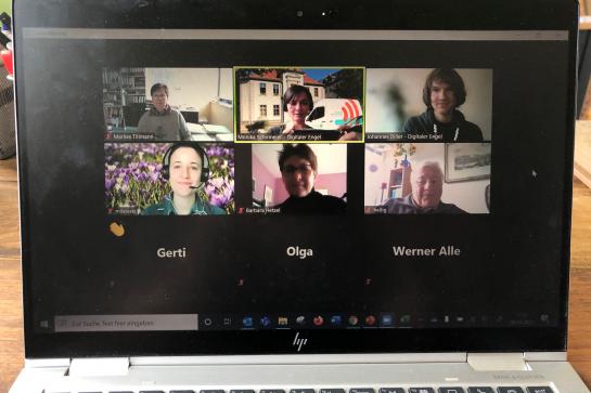 Zoom Meeting in Heidelberg, Teilnehmer auf Computer zu sehen