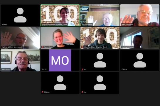 Zoom Meeting in Karlsruhe, Teilnehmer auf Computer zu sehen