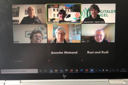 Zoom Meeting in Wittlich, Teilnehmer auf Computer zu sehen