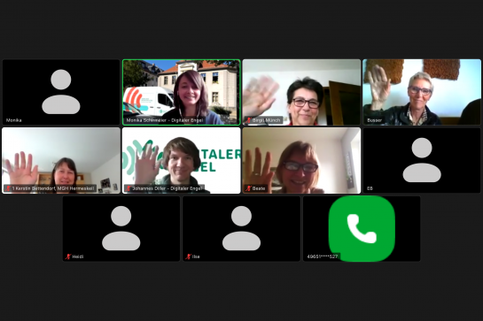 Zoom Meeting in Hermeskeil, Teilnehmer auf Computer zu sehen