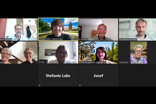 Zoom Meeting in Darmstadt; Teilnehmende sind in kleinen Rechtecken neben- und untereinander abgebildet